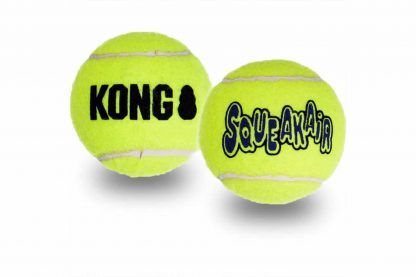 De Kong SqueakAir tennisballen zorgen voor ultiem plezier, doordat deze is voorzien van een uitdagend piepje. Perfect om te gebruiken tijdens een training of apporteerspelletje. Daarnaast zijn de producten van Kong van hoogwaardige kwaliteit en kan daardoor geen slijtage aan het gebit veroorzaken.