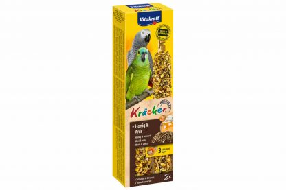 De Vitakraft papegaai kracker, een 3x op natuurlijk houten stokje gebakken lekkernij voor veel eetplezier. De vogel moet hard werken om de zaden van het stokje te pikken en blijft daardoor in beweging.