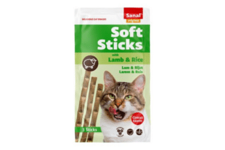 Sanal Soft Sticks Lam & Rijst is een heerlijke zachte stick vol van smaak.  Een ideale traktatie die je kat niet kan weerstaan! De extra toegevoegde vitamine A, D3 en E zorgen voor de nodige levensvreugde en vitaliteit.
