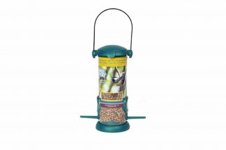 De Bird Food Gevulde feeder is een leuke en stevige vogelvoeder geschikt voor zaden, om de wilde vogels in uw tuin te helpen. Gemaakt van duurzaam kunststof en metaal. Makkelijk bij te vullen door de handige deksel. Inclusief 280 gram zadenmengsel.