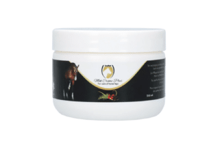 Excellent Mok Crème Plus is een uniek middel ter verzorging van alle soorten mok bij paarden. Het dient ter verzorging van de ruwe en schrale huid van paardenbenen, met name in de kootholte en op het pijpbeen.