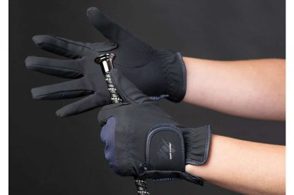 Harry’s Horse rijhandschoenen Domy Suede Mesh zijn luxe handschoenen met elastische inzetten op de bewegende punten. Dit biedt een maximale bewegingsvrijheid van de handen.