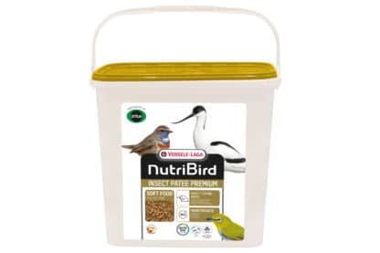 Nutribird insect patee premium is een volledig voeder voor alle insectenetende vogels, zeer rijk aan dierlijke eiwitten door gedroogde insecten.