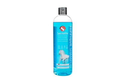 Sectolin Hippique Shampoo is een verzorgende paardenshampoo met conditioner. Milde reiniging en verzorging voor de vacht, staart en manen. Ook zeer geschikt voor het wassen van schimmels en witte staarten.