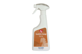 Saddle Soap Spray is speciaal ontworpen voor het reinigen en het onderhoud van zadels, hoofdstellen, etc.