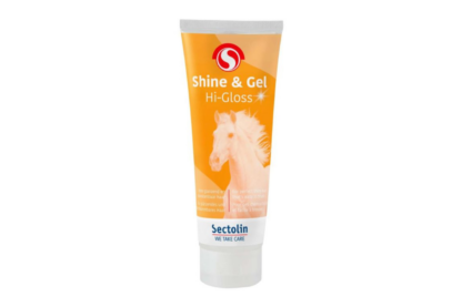 Sectolin Shine & Gel Hi-Gloss is een zijdezachte antiklit gel voor de staart en manen van je paard. Het geeft het haar meer volume en zorgt voor zijdezacht en glanzend haar. Shine & Gel droogt snel, ontklit goed en blijft dagen lang werkzaam.
