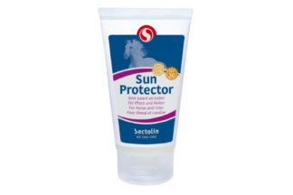 Sectolin Sun Protector is zonnebrandcrème voor gebruik bij zowel paard als ruiter. SPF 30 met UVA en UVB filter, waterafstotend. Ter bescherming en verzorging van de gevoelige gedeelten van de huid.