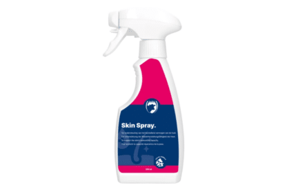 De Excellent Skin Spray Blank is een diergeneesmiddel welke je kan gebruiken bij diverse verwondingen zoals op huid, hoef of klauw. De spray desinfecteert en is bacterie-, schimmel- en virusdodend, daarnaast zorgt het ook voor een snelle wondheling.