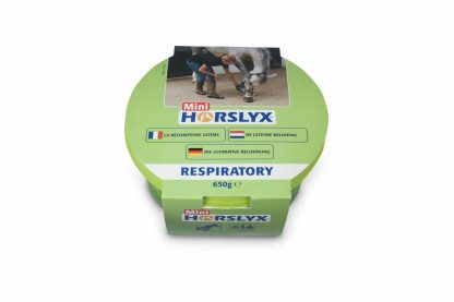 Horslyx Mini liksteen bevat een groot aantal vitamines, mineralen en sporenelementen en is speciaal ontwikkeld om via een uitgewogen voedingsprogramma uw paard gezond en tevreden te houden