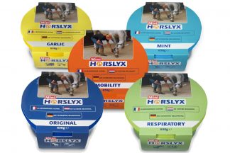 Horslyx Mini liksteen bevat een groot aantal vitamines, mineralen en sporenelementen en is speciaal ontwikkeld om via een uitgewogen voedingsprogramma uw paard gezond en tevreden te houden