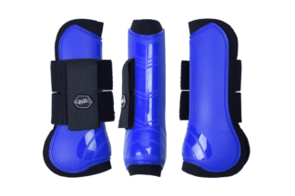 De QHP Peesbeschermer - Kobalt blauw is een set van twee peesbeschermers met harde plastic schaal en neopreen voering. Af te sluiten met klittenband. Te gebruiken om het paardenbeen te beschermen tegen aantikken. 