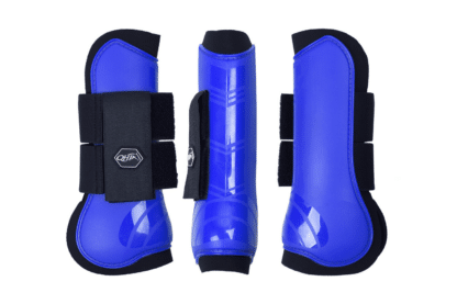 De QHP Peesbeschermer - Kobalt blauw is een set van twee peesbeschermers met harde plastic schaal en neopreen voering. Af te sluiten met klittenband. Te gebruiken om het paardenbeen te beschermen tegen aantikken. 