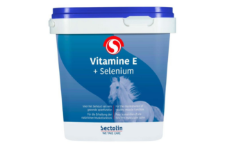 Sectolin Vitamine E + Selenium is een aanvullend diervoeder voor paarden. Vitamine E + Selenium is een voedingssupplement voor paarden die in reguliere/intensieve training zijn. Voor het behoud van een gezonde spierfunctie en bescherming van cellen tegen oxidatieve schade.
