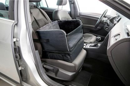 Trixie Car Seat is een zitplaats voor kleine honden achter in de auto, gemaakt van nylon en pluche.