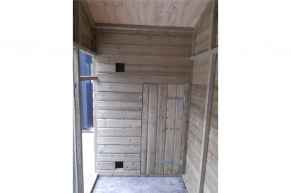 Geïmpregneerd houten volière met puntdak en deur binnenkant