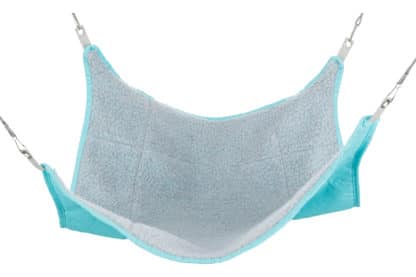 De Trixie Hangmat fret is een leuke en comfortabele hangmat van polyester met aan de binnenkant immitatiewol.