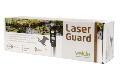 De bewegingssensor van de Velda Laser Guard detecteert aankomende reigers en geeft direct felle lichtflitsen, groene laserstralen en optioneelook afschrikkende geluiden. Nog voordat de reiger landt aan de vijverrand, zal hij geschrokken wegvluchten en zijn de vissen veilig in de vijver.