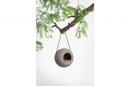 De SingingFriend Lisa vogelvoeder is handgemaakt van stevig keramiek in natuurlijke aardetinten, elegantie ontmoet functionaliteit in dit product.