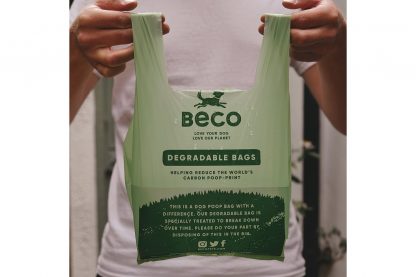 Beco Bags Handles maken het opruimen van hondenpoep zo ecologisch verantwoord mogelijk, dankzij de biologisch afbreekbare materialen waar de zakjes van gemaakt zijn. Naast dat de zakjes goed zijn voor het milieu, zijn ze ontworpen met functionaliteit in gedacht. Ze zijn extra groot en dik om nare ongelukjes te voorkomen. Voorzien van handvatten waardoor ze eenvoudig zijn dicht te knopen.