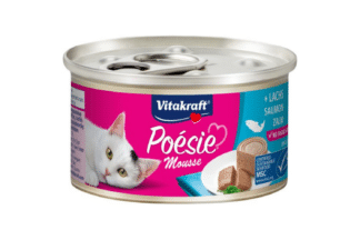 Poésie Mousse zalm is een luchtig geklopte mousse met malse zalm in een handig blikje. Deze volledige natvoeding is geheel op de voedingsbehoeften van volwassen katten afgestemd en is van de hoogste kwaliteit.