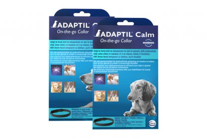 De Adaptil kalmerende halsband bevat hondenferomonen om de hond te kalmeren tijdens situaties van stress. Doordat de feromonen aan een halsband zitten, werkt deze zowel binnens- als buitenshuis.