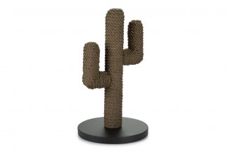 De Beeztees Designed By Lotte houten krabpaal heeft een super leuke cactus vorm, waardoor deze hip staat in uw interieur. Gemaakt van manilla touw en een stevige bodemplaat, waardoor uw kat uren plezier heeft van deze krabpaal.