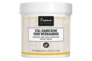 De Frama Stal handcrème voor werkhanden heeft een huidherstellende en verzorgende functie. De crème is ideaal bij de verschijnselen die ontstaan bij het harde werken in de stal, maar ook bij andere gelegenheden.
