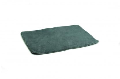 Dit Beeztees Afgebiesd Vetbed is een heerlijke deken voor uw hond. U kunt op deze manier een fijn zacht plekje creëren op bijvoorbeeld de vloer, in een mand of in de bench. Makkelijk schoon te houden, omdat dit vetbed machine wasbaar is op 30 graden.
