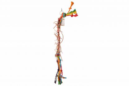 De Back Zoo Nature Sisal and Leather String is een uitdagend speeltje voor kromsnavels! De slinger is gemaakt van natuurlijke materialen, zoals sisal en leer. De combinatie van materialen zorgt voor extra uitdaging in het verblijf, waardoor vogels zich minder snel gaan vervelen. 