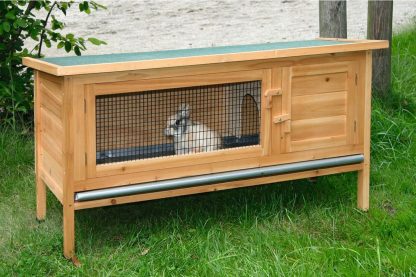 Het Kerbl konijnenhok Alfred is een verblijf dat is voorzien van 2 deuren die apart te openen zijn. De gegalvaniseerde lade zorgt ervoor dat het hok eenvoudig schoon te maken is. Het dak kan tevens open geklapt worden om het schoonmaken eenvoudiger te maken.