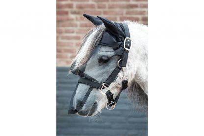 Het Harry's Horse vliegenmasker halster met oren is verstelbaar op drie plaatsen, bij de hals, keel en kaak. Geheel gevoerd met comfortabel domy suède.