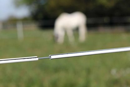 De AKO Premium Horse Wire is een duurzaam elektrische afrasteringssysteem voor paarden! De staaldraad is maar liefst 2,5 mm dik, waardoor deze zeer sterk is.