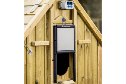 Het ChickenGuard Premium deuropener & zelfsluitende deurset combi pakket is eenvoudig te installeren en te bedienen. Het is ontworpen om maximale bescherming tegen roofdieren te bieden.