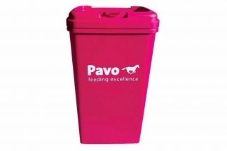 De Pavo voerton is ideaal voor in de stal of onderweg. De paardenbrokken blijven het langste lekker als ze koel, droog en warm worden bewaard. Deze leuk voerton is voorzien van de kenmerkende Pavo kleur!