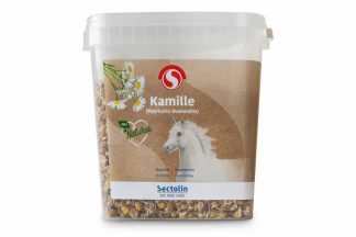 Sectolin Kamille is gemaakt van gedroogde bloemen. Het ondersteunt uw paard bij stressvolle situaties. Het wordt veel gebruikt voor meer kalmte en ontspanning. Daarnaast heeft het ook een ondersteunende functie voor de maag en darmen.