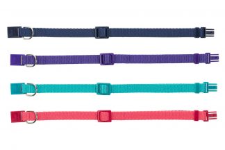 De Trixie Premium kattenhalsband is gemaakt van nylon. Het bandje is verkrijgbaar in verschillende felle kleuren en dit halsbandje is volledig verstelbaar. 