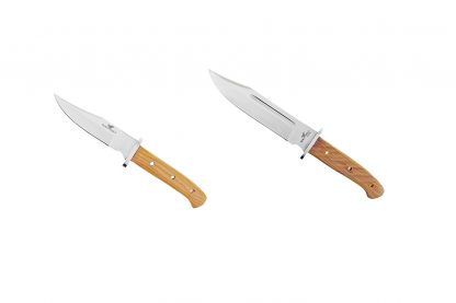 Het Adola Bowie mes heeft een houten handgreep. Daarnaast is hij voorzien van een lederen etui met dubbele drukknoop tegen verlies. Er zit ook een RVS vinger bescherming op. 