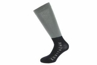De Equi-Thème Compet sokken zijn extra dunne wedstrijdsokken, waardoor ze comfortabel dragen. Ze zijn verkrijgbaar in verschillende kleuren en verpakt per twee paar. Het eenvoudige design zorgt ervoor dat deze sokken bij elke outfit passen.