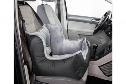 De Trixie Friends on Tour autozitting is gemaakt van polyester en is zacht gevoerd. Er zit een uitsparing in de mand voor de veiligheidsriem van de hond.