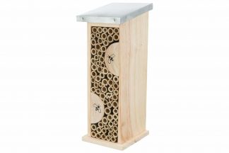 Het Trixie Bijenhotel is gemaakt van hout met een metaal dakje. Een ideale nestelplaats voor wilde bijen, graafwespen of metselbijen. Het natuurlijke strakke design zorgt voor een mooie look in uw tuin of omgeving.
