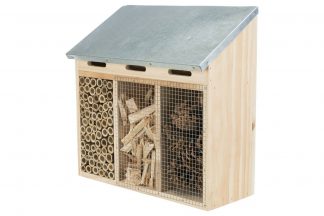 Het Trixie Insectenhotel 3-delig is gemaakt van hout met een metaal dakje. Een zeer geschikte nestel- en overwinteringshulp voor insecten. Het natuurlijke strakke design zorgt voor een mooie look in uw tuin of omgeving.