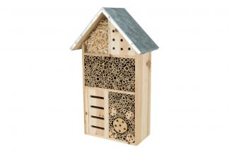 Het Trixie Insectenhotel is gemaakt van hout met een metaal dakje. Een zeer geschikte nestel- en overwinteringshulp voor insecten. Het natuurlijke strakke design zorgt voor een mooie look in uw tuin of omgeving