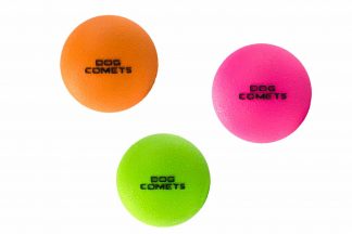 De Dog Comets Stardust bal stuitert perfect, drijft op water en is daarnaast super duurzaam. Deze bal is gemaakt van 100% natuurlijk rubber en is tevens gemakkelijk schoon te maken. 