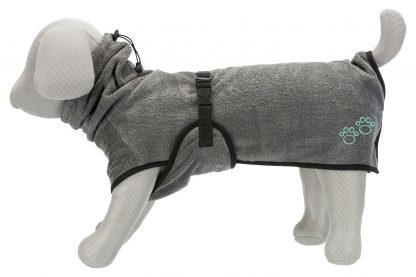 De Trixie badjas is gemaakt van polyester en katoen. De badstoffen jas voor honden beschermt uw viervoeter tegen onderkoeling.