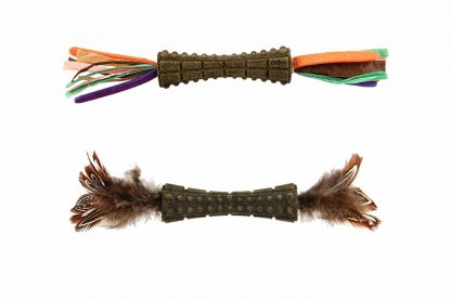 De GiGwi Johnny Stick bestaat uit een catnip stick met veren aan twee zijden. De stick is een stevig speeltje en heeft een leuke vorm om mee te spelen.