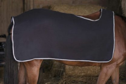 De Equi-Thème Riding World Fleece uitrijdeken is mooi afgewerkt met bies. Door het hoog absorberende materiaal is de deken snel droog.