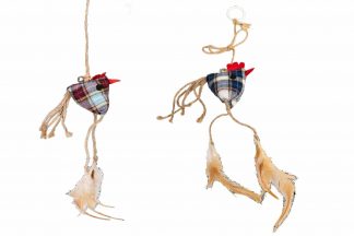 Het Jack & Vanilla kattenspeeltje Kippen is voorzien van lange touwen en een vrolijk geruit patroon. De touwen zijn voorzien van lusje, zodat je gemakkelijk met jouw kat kan spelen. Beweeg de kip en daag je kat uit om hem te pakken! Samen spelen versterkt de band.