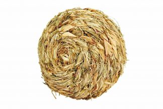 De Kerbl Grass Ball is gemaakt van natuurlijk gedroogd gras en veilig voor consumptie. De gras bal heeft een doorsnede van circa 13 centimeter is en daardoor geschikt voor onder andere konijnen en knaagdieren.