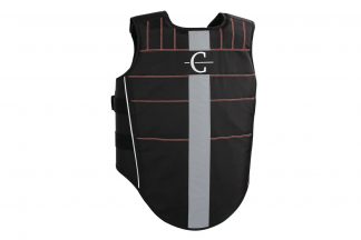 De Kerbl Safety Vest Protecto Light Beta Junior is zeer geschikt voor toernooi-, recreatieve- en offroad-rijders. Een bodyprotector zorgt ervoor dat je goed beschermt bent bij een mogelijke valpartij, zodat je veilig op pad kan met jouw paard of pony.