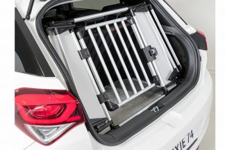 Het Trixie Universeel-achterhek zorgt ervoor dat jij eenvoudig van de bagageruimte in de auto een veilige hondenbox maakt. Het voordeel van dit autorek is dat je hem eenvoudig kan opzetten en inklappen, waardoor hij bijna geen ruimte in neemt als je hem niet nodig hebt.